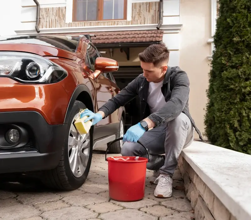 Lavage auto à domicile Vignoux-sous-les-Aix : professionnel intervenant sur un véhicule